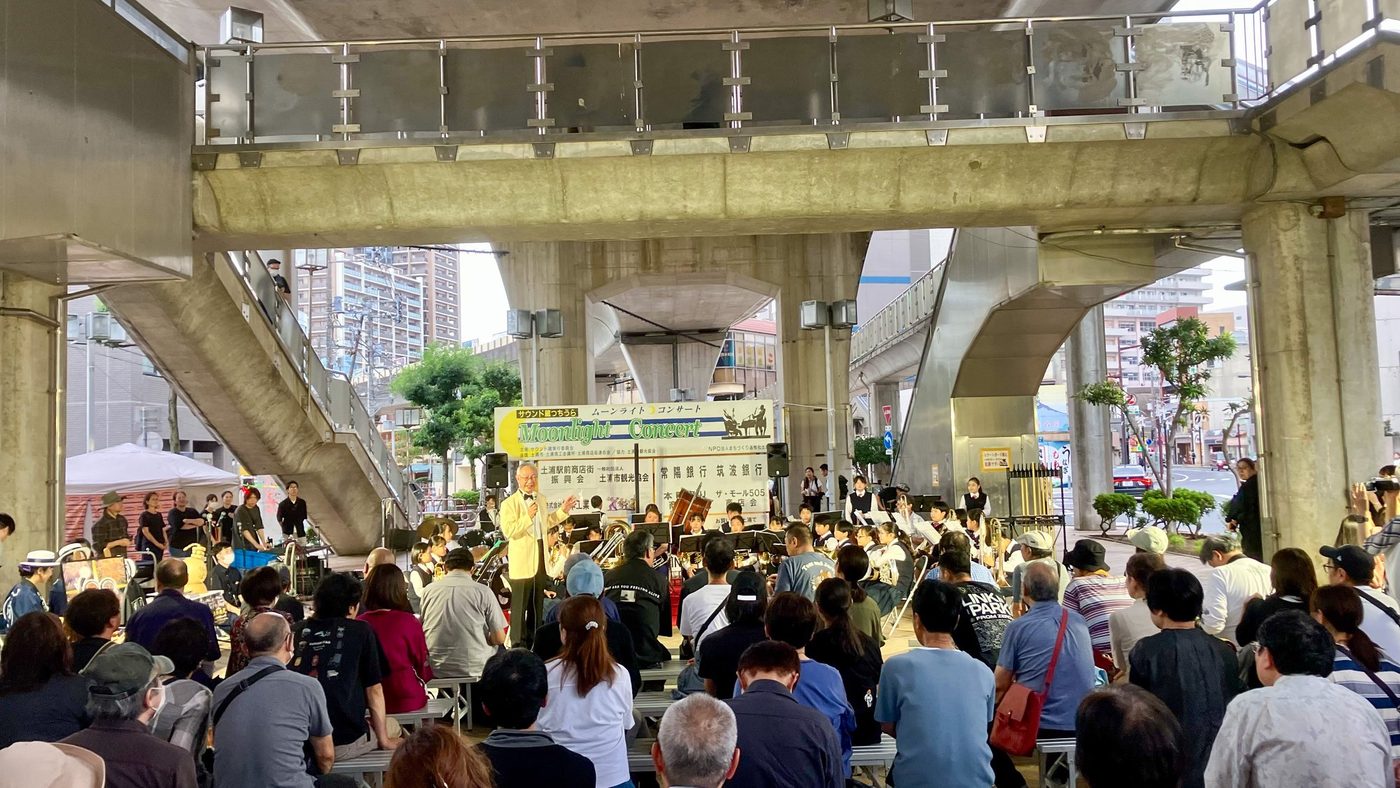 大勢の観客でにぎわう会場